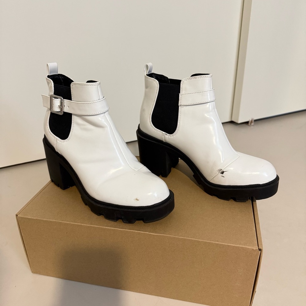 White booties - Picture 2 of 4